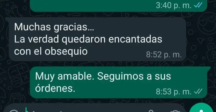 Alegre por su arreglo frutal con flores.