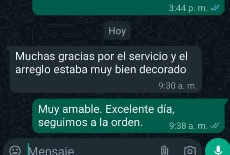 El cliente expresó su alegría por la belleza del arreglo floral